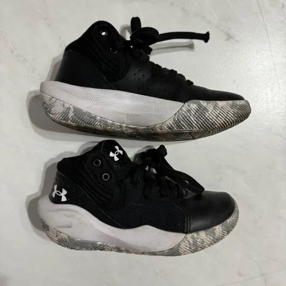 Under armour boy tennis shoes. Size 11.5 - Picture 3 of 5